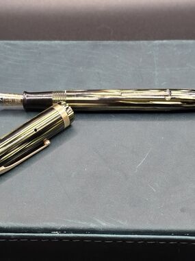 FULLY RESTORED Vintage Sheaffer Balance Lifetime Green Striated 14K Gold Nib